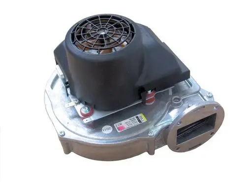 BOSCH Gebläse mit runder Motorhaube und Metallgehäuse, ausgestattet mit einem Lüftergitter und einer seitlichen Öffnung für den Luftaustritt.